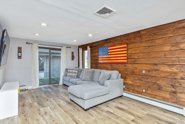 5 Longleaf Lane, Medford, NY 11763