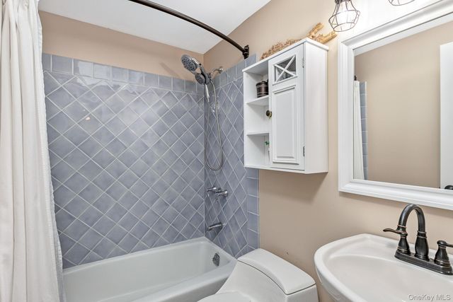 5 Longleaf Lane, Medford, NY 11763