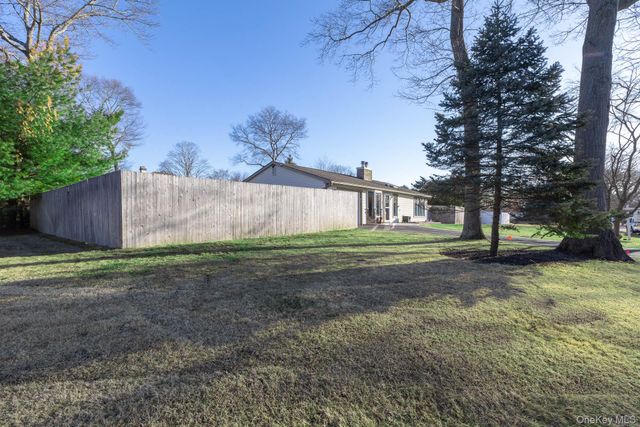 5 Longleaf Lane, Medford, NY 11763