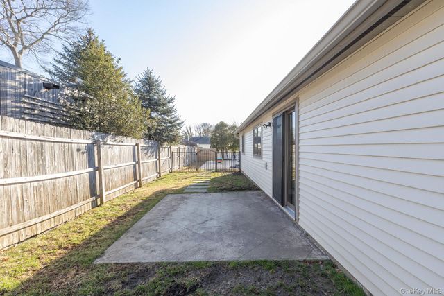 5 Longleaf Lane, Medford, NY 11763