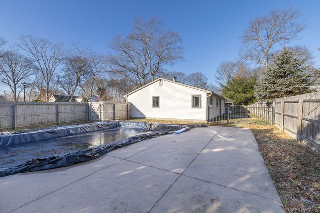 5 Longleaf Lane, Medford, NY 11763