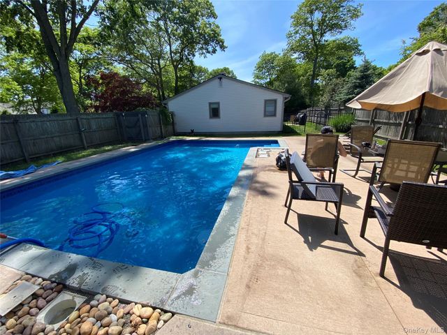 5 Longleaf Lane, Medford, NY 11763