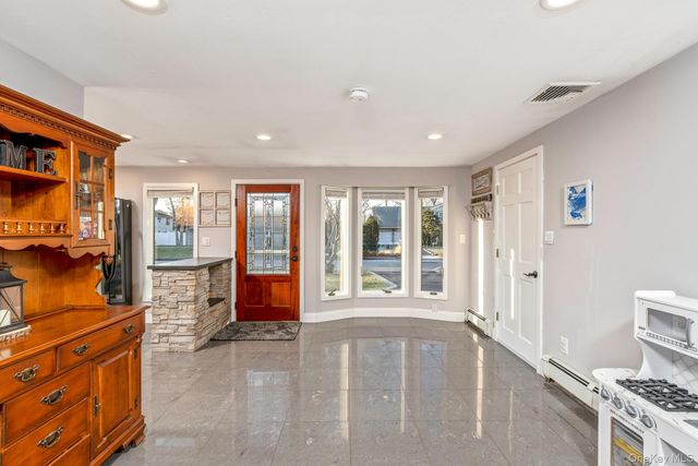 5 Longleaf Lane, Medford, NY 11763