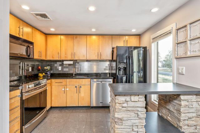 5 Longleaf Lane, Medford, NY 11763