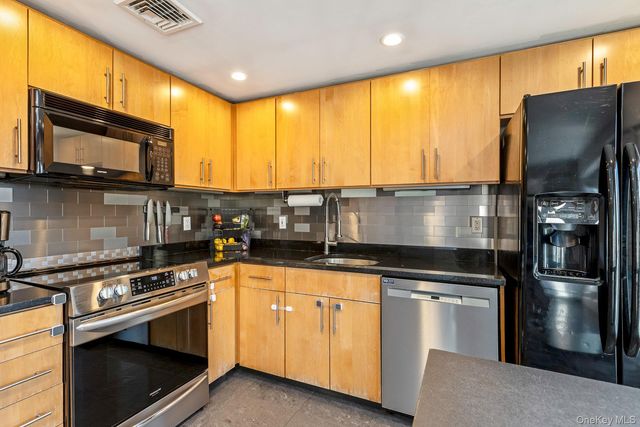 5 Longleaf Lane, Medford, NY 11763