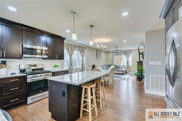 4 Pleasant Place, Metuchen, NJ 08840