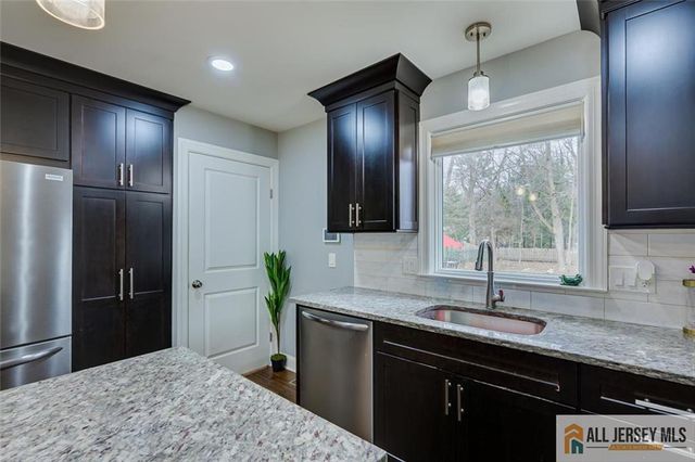 4 Pleasant Place, Metuchen, NJ 08840