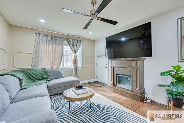 4 Pleasant Place, Metuchen, NJ 08840