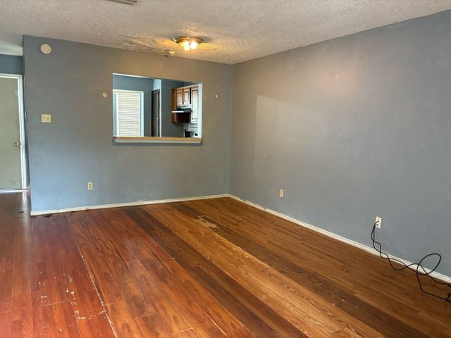 1366 Old Jamestown Court N, Dallas, TX 75217