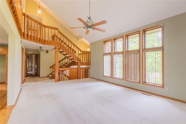 5520 Antler Dr, Cedar Rapids, IA 52411