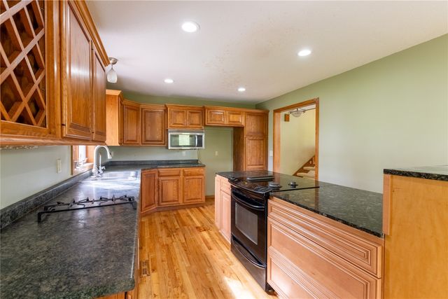 5520 Antler Dr, Cedar Rapids, IA 52411