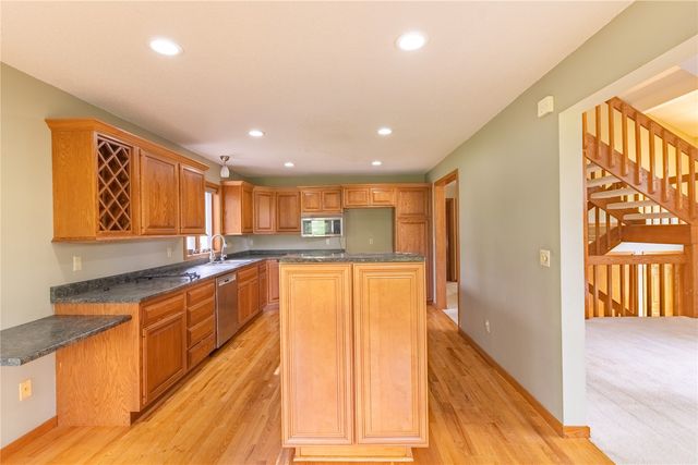 5520 Antler Dr, Cedar Rapids, IA 52411