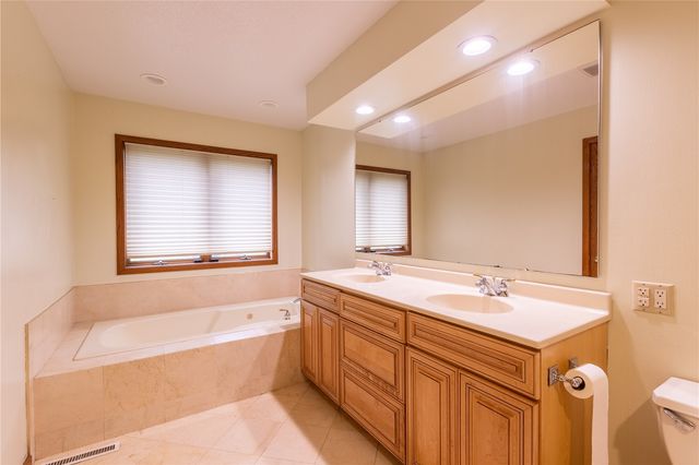 5520 Antler Dr, Cedar Rapids, IA 52411