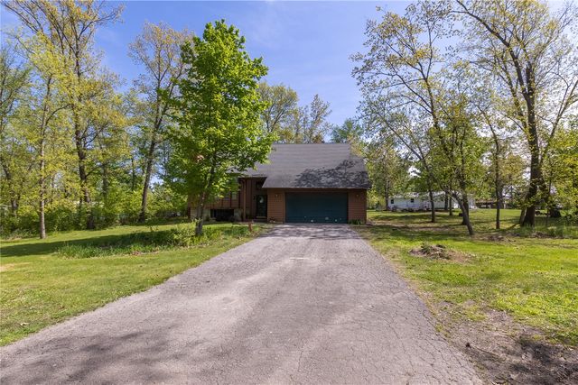 5520 Antler Dr, Cedar Rapids, IA 52411