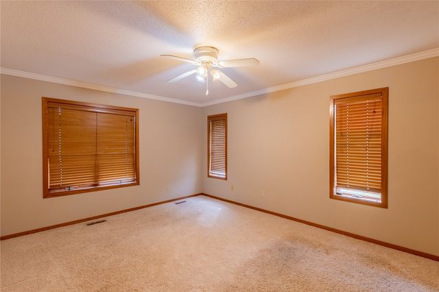 5520 Antler Dr, Cedar Rapids, IA 52411