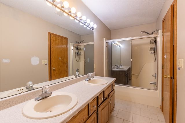 5520 Antler Dr, Cedar Rapids, IA 52411