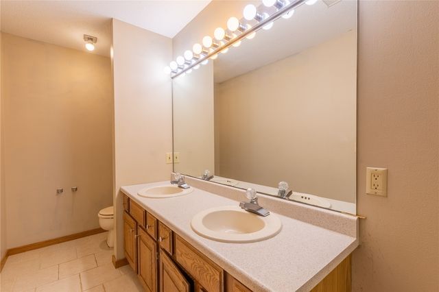 5520 Antler Dr, Cedar Rapids, IA 52411