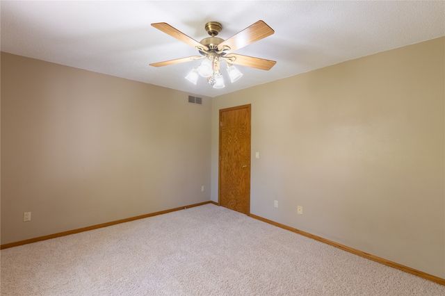 5520 Antler Dr, Cedar Rapids, IA 52411