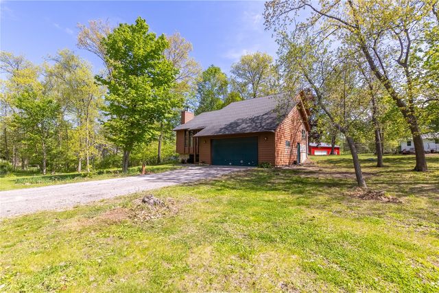 5520 Antler Dr, Cedar Rapids, IA 52411