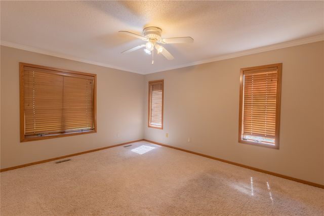 5520 Antler Dr, Cedar Rapids, IA 52411