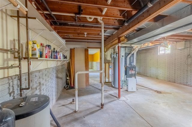5520 Antler Dr, Cedar Rapids, IA 52411