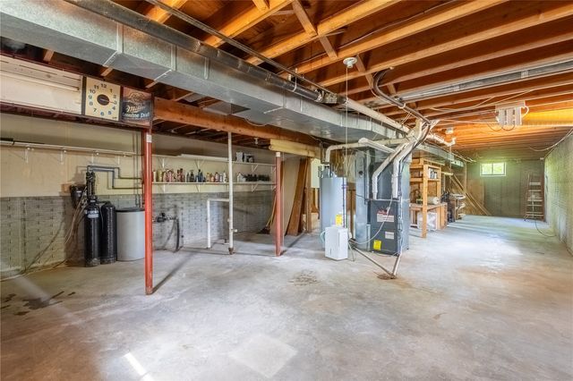5520 Antler Dr, Cedar Rapids, IA 52411