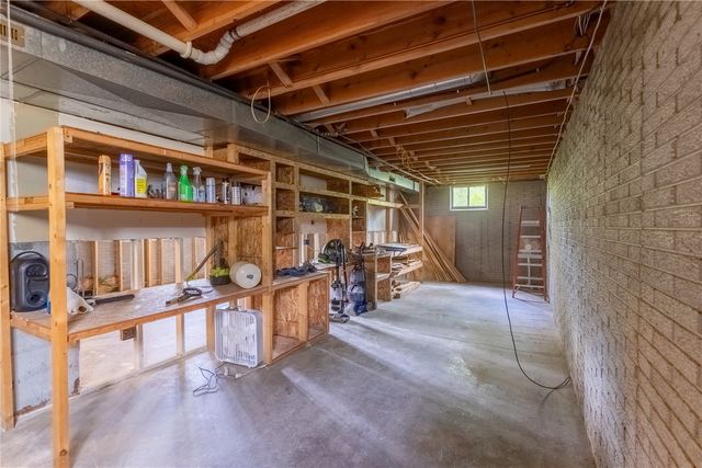 5520 Antler Dr, Cedar Rapids, IA 52411