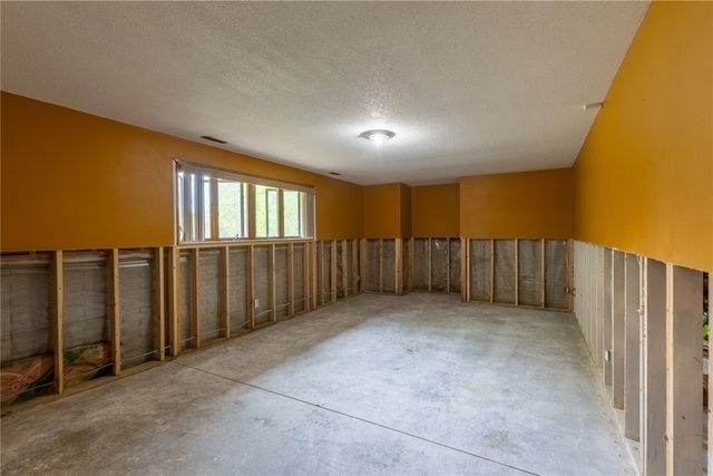 5520 Antler Dr, Cedar Rapids, IA 52411