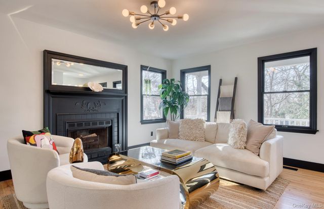 66 Knoll Road, Southampton, NY 11968