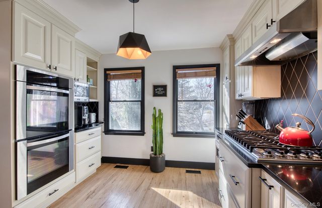 66 Knoll Road, Southampton, NY 11968