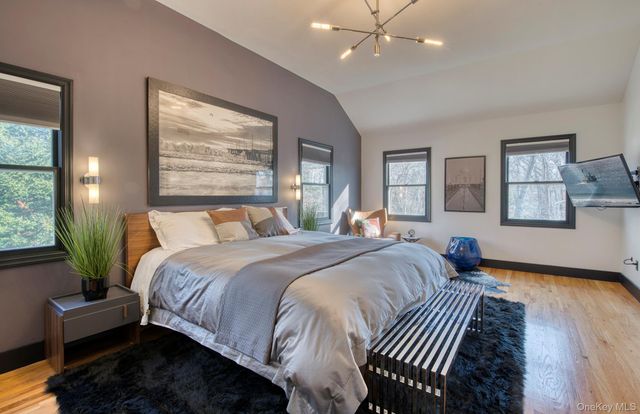 66 Knoll Road, Southampton, NY 11968