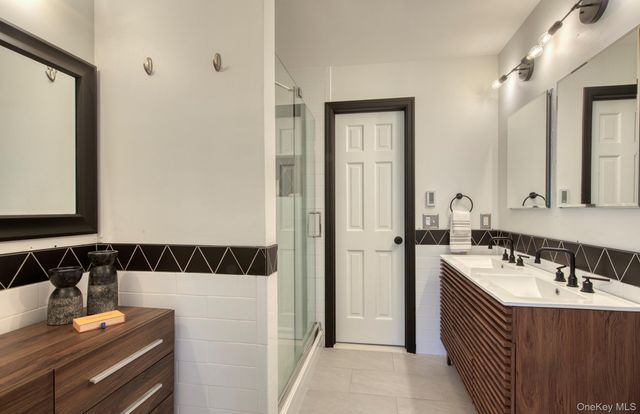 66 Knoll Road, Southampton, NY 11968