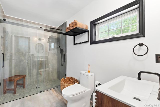 66 Knoll Road, Southampton, NY 11968