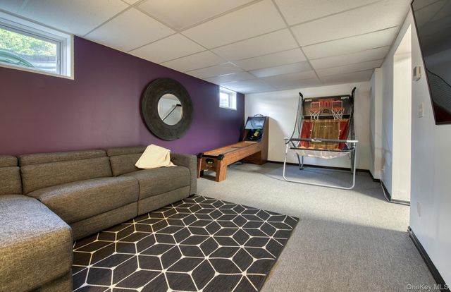 66 Knoll Road, Southampton, NY 11968