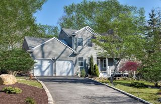 66 Knoll Road, Southampton, NY 11968