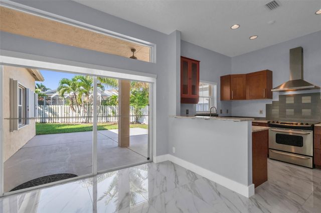 716 Juniper Ln, Weston, FL 33327