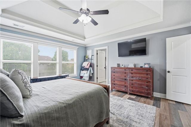 2821 NE PARKVIEW Lane, Lee's Summit, MO 64086