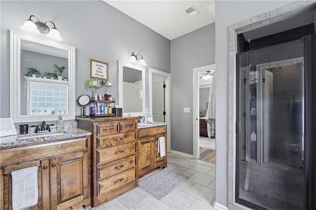 2821 NE PARKVIEW Lane, Lee's Summit, MO 64086