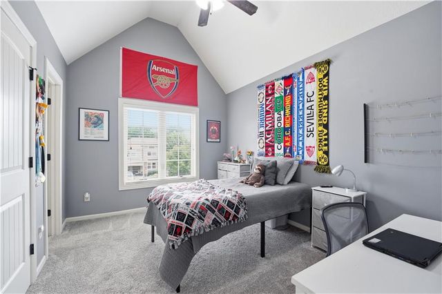 2821 NE PARKVIEW Lane, Lee's Summit, MO 64086
