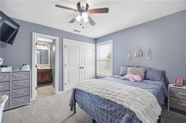 2821 NE PARKVIEW Lane, Lee's Summit, MO 64086