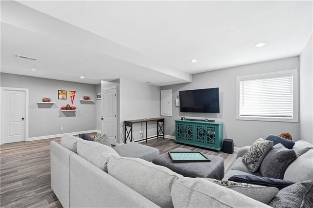 2821 NE PARKVIEW Lane, Lee's Summit, MO 64086