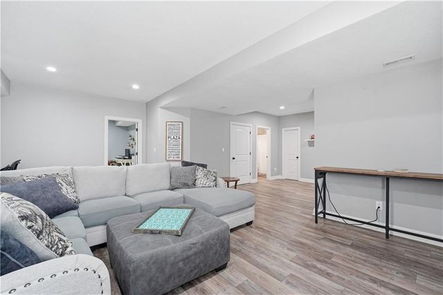 2821 NE PARKVIEW Lane, Lee's Summit, MO 64086