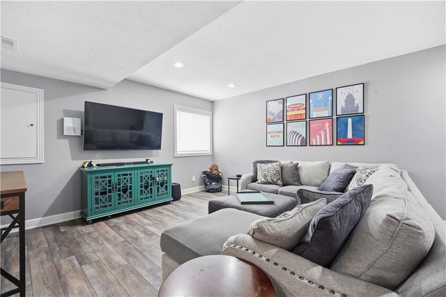 2821 NE PARKVIEW Lane, Lee's Summit, MO 64086