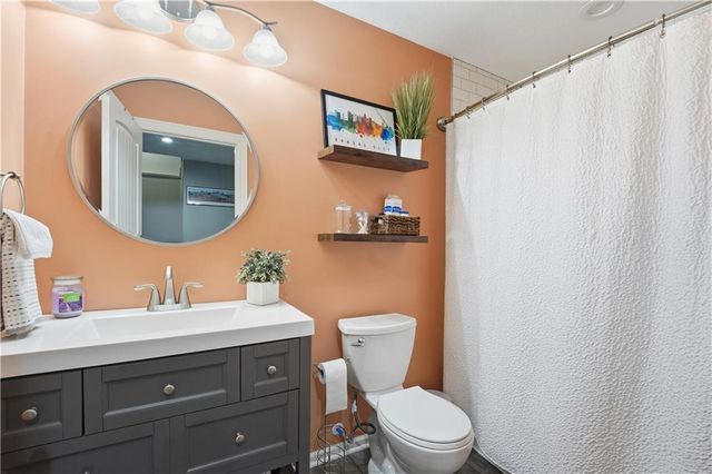 2821 NE PARKVIEW Lane, Lee's Summit, MO 64086