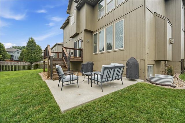 2821 NE PARKVIEW Lane, Lee's Summit, MO 64086