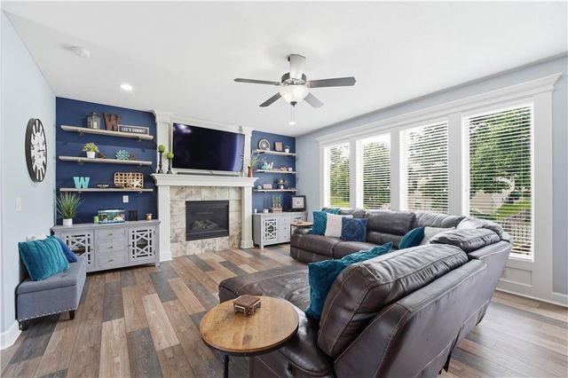2821 NE PARKVIEW Lane, Lee's Summit, MO 64086