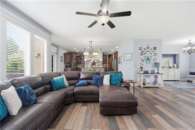 2821 NE PARKVIEW Lane, Lee's Summit, MO 64086
