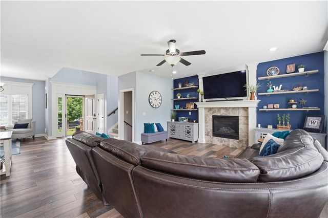 2821 NE PARKVIEW Lane, Lee's Summit, MO 64086