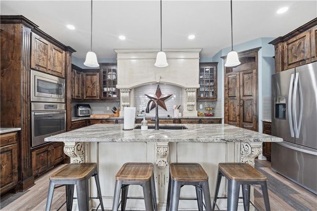 2821 NE PARKVIEW Lane, Lee's Summit, MO 64086