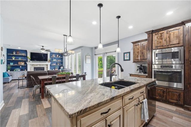 2821 NE PARKVIEW Lane, Lee's Summit, MO 64086